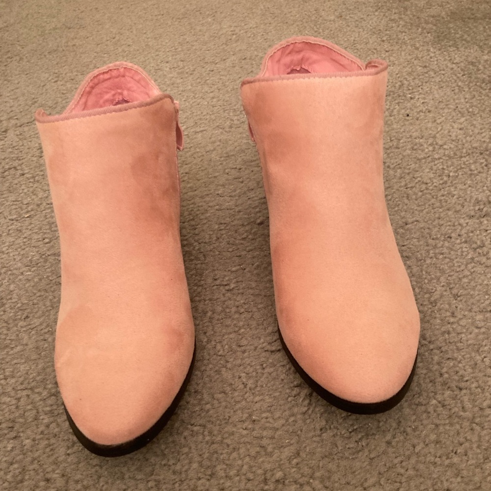 Woman’s 7 1/2 pink bootie